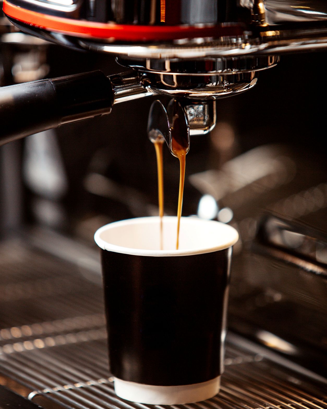 Máquina de espresso preparando café